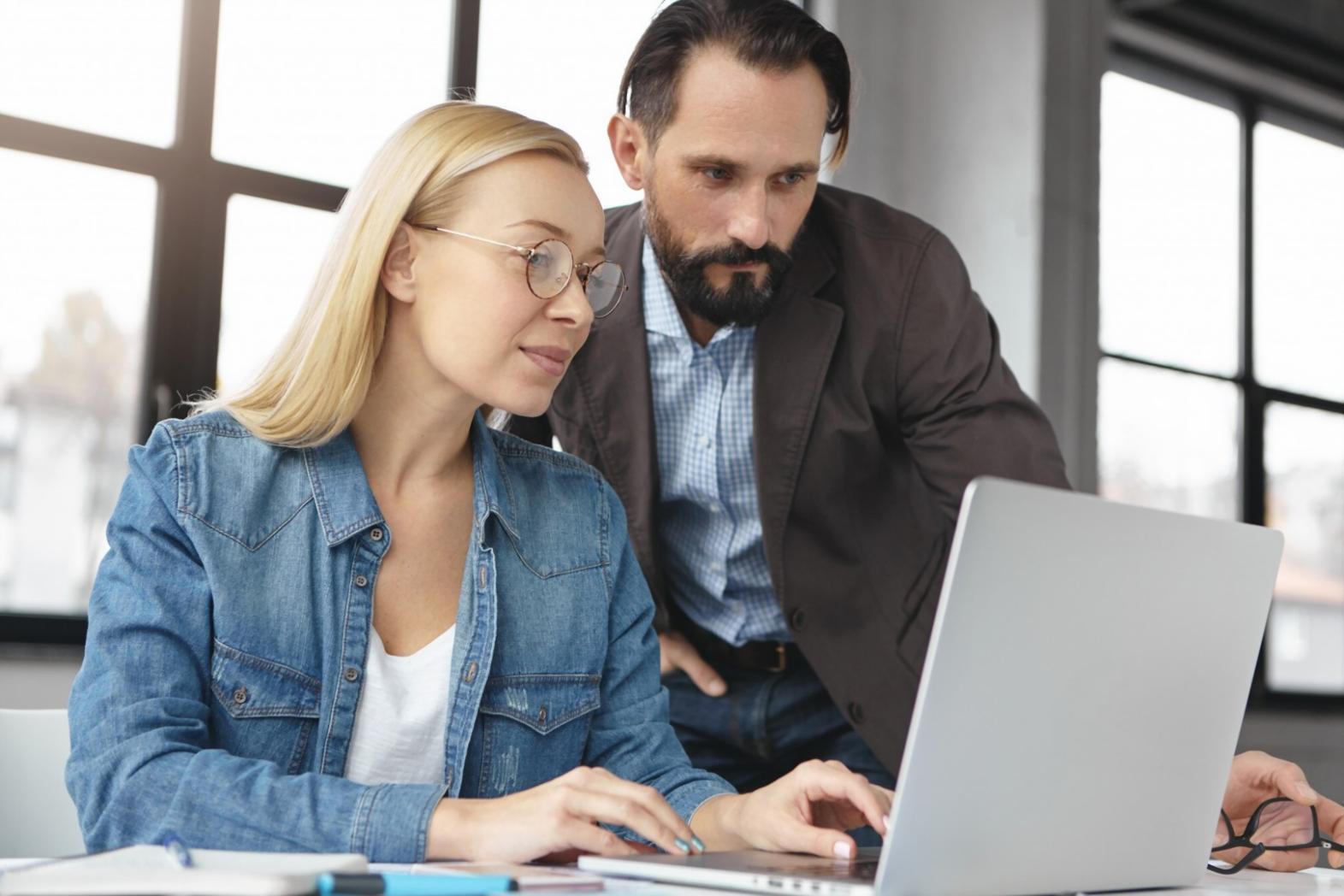 Teilnehmer beim gemeinsamen Lernen im Finanzworkshop